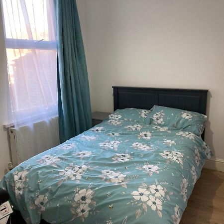 Snug 5-Bedroom Residential Home In Great 런던 외부 사진