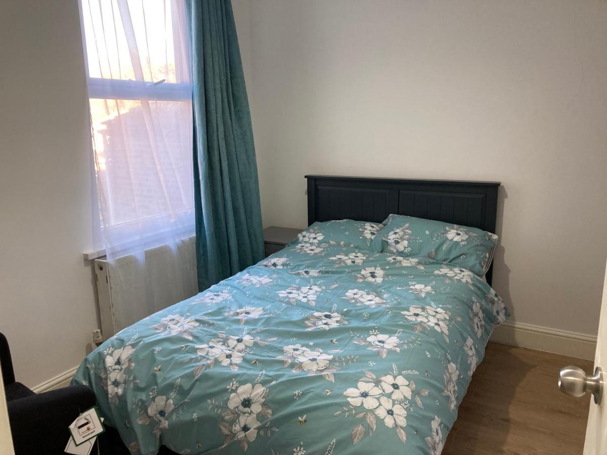 Snug 5-Bedroom Residential Home In Great 런던 외부 사진