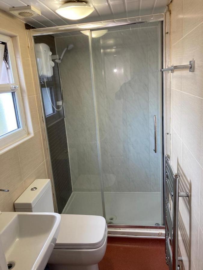 Snug 5-Bedroom Residential Home In Great 런던 외부 사진